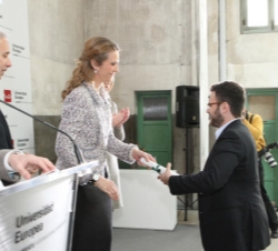 La Infanta entrega a Antonio Marrades el premio concedido al Proyecto Cien Pies