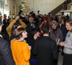 La Infanta Doña Elena conversa con los premiados y el resto de asistentes al finalizar el acto de entrega