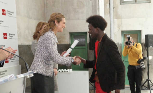 La Infanta Doña Elena entrega el premio concedido a la Asociación Sin Papeles de Madrid a Daouda Thiam