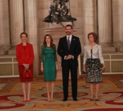 La Reina, los Príncipes y la Infanta Doña Elena, en el Salón de Columnas, momentos antes de la cena