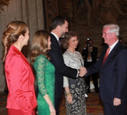 Don Felipe recibe el saludo del presidente de la Comisión de Evaluación del COI, Sir Craig Reedie, en presencia de la Reina, Doña Letizia y Doña Elena