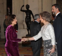 Doña Sofía recibe el saludo de la alcaldesa de Madrid, Ana Botella