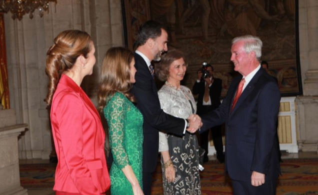 Don Felipe recibe el saludo del presidente de la Comisión de Evaluación del COI, Sir Craig Reedie, en presencia de la Reina, Doña Letizia y Doña Elena
