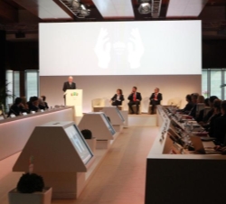 Vista general del acto, durante la intervención del presidente de la Comisión de Evaluación del COI, Sir Craig Reedie