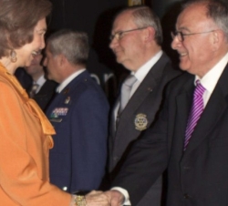 Su Majestad la Reina saluda al presidente de la Fundación "Projecte Home Balears", Tomeu Catalá