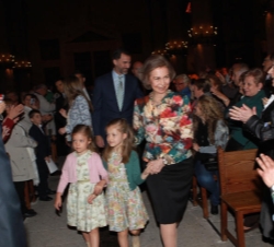 La Reina, los Príncipes y sus hijas saludan a los asistentes a la Misa de Pascua a su entrada en el templo