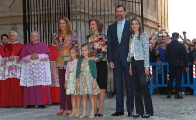 La Reina, los Príncipes y sus hijas y la Infanta Doña Elena, en la entrada de la seo palmesana