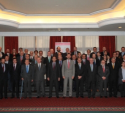 Fotografía de grupo de Don Felipe con los miembros del Consejo Científico del Real Instituto Elcano de Estudios Internacionales y Estratégicos