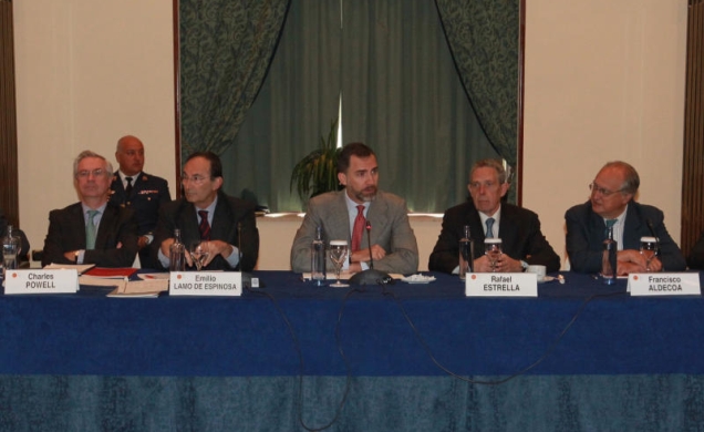 Don Felipe, junto a Emilio Lamo de Espinosa, Rafael Estrella, Francisco Aldecoa y Charles Powell