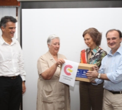 Doña Sofía entrega de los medicamentos a la hermana Elisa, directora del Hospital del Carmelo de Chokwe, de las Hijas de la Caridad de San Vicente Paú