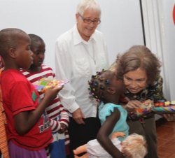 Doña Sofía entrega unos regalos a unas niñas en la sede de las Naciones Unidas