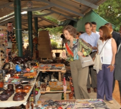 Su Majestad la Reina durante su visita a la Feria de Artesanía, Flores y Gastromía de Maputo