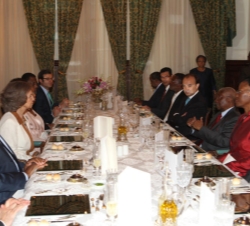 Doña Sofía durante el almuerzo mantenido con el Presidente de la República de Mozambique, Armando Guebuza