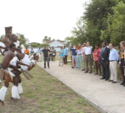 Doña Sofía es recibida a su llegada a la Escuela Superior de Arte ISARC con un baile típico de Mozambique