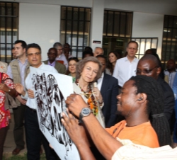 Doña Sofía observa una obra de un alumno de la Escuela Superior de Arte ISARC
