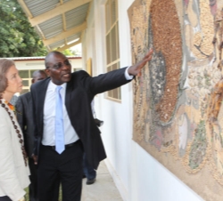 Doña Sofía durante su visita por la Escuela Superior de Arte ISARC