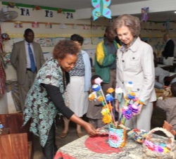 Doña Sofía durante su visita a las aulas del orfanato "Casa do Gaiato"