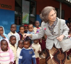 Doña Sofía durante su visita a una aldea en el distrito de Namaacha