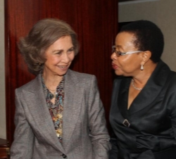 Doña Sofía recibe a Graça Machel, esposa de Nelson Mandela