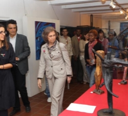 Su Majestad la Reina durante al mercadillo de artesanía de la Fortaleza en Maputo