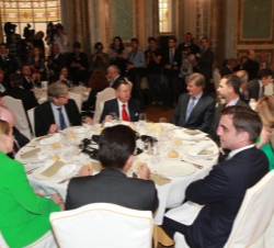 Don Felipe acompañado por las autoridades presentes en el almuerzo