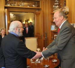 Don Juan Carlos recibe el saludo de José Manuel Caballero Bonald
