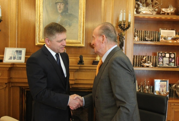Don Juan Carlos recibe el saludo del primer ministro de la República Eslovaca, Robert Fico