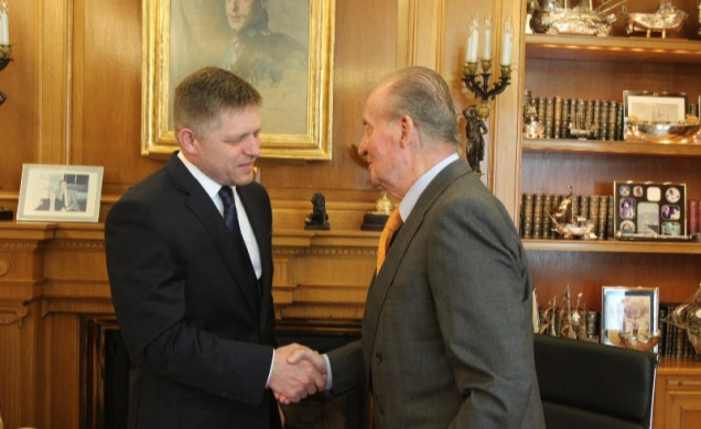 Don Juan Carlos recibe el saludo del primer ministro de la República Eslovaca, Robert Fico