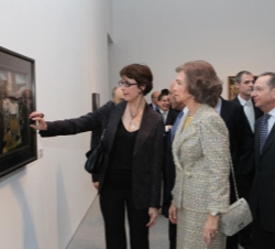 Doña Sofía observa una obra durante su recorrido por la exposición