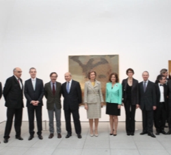 Doña Sofía acompañda por las autoridades presentes en el acto