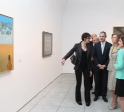 Su Majestad la Reina observa un cuadro durante el recorrido por la exposición  