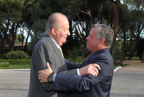 Don Juan Carlos recibe el saludo del Rey Abdullah II de Jordania a su llegada al Palacio de La Zarzuela 