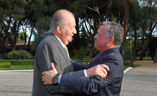 Don Juan Carlos recibe el saludo del Rey Abdullah II de Jordania a su llegada al Palacio de La Zarzuela 