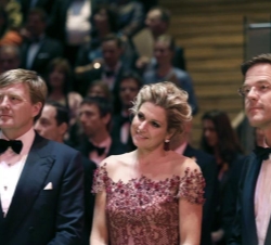Sus Majestades los Reyes de los Países Bajos junto al Primer Ministro del Gobierno de los Países Bajos, Mark Rutte, momentos antes de dar comienzo la 