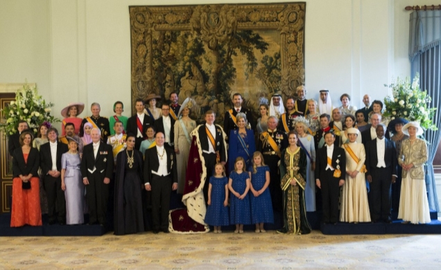 Fotografía de grupo junto a Sus Majestades los Reyes de los Países Bajos en el Salón del Consejo de Guerra del Palacio Real de Ámsterdam