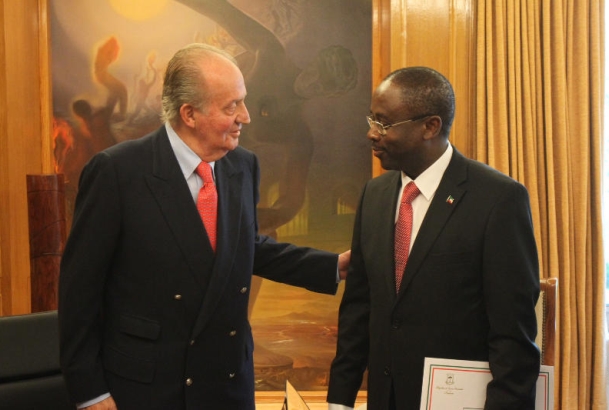 Don Juan Carlos conversa con el ministro de Asuntos Exteriores y Cooperación de la República de Guinea Ecuatorial, Agapito Mba Mokuy