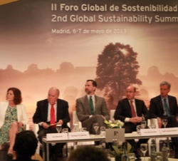 Don Felipe acompañado por el secretario general Iberoamericano, Enrique Iglesias, el ministro de Economía y Competitividad, Luis de Guindos, la alcald