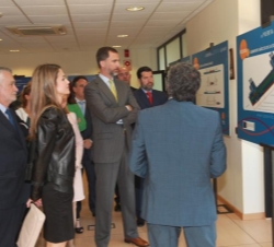 Sus Altezas Reales los Príncipes de Asturias, junto al presidente de la Junta de Extremadura, durante su recorrido por la exposición de paneles que il