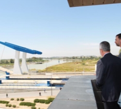 El Príncipe de Asturias observa la esclusa desde la torre de control