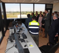 Los Príncipes de Asturias visitan la torre de control de la esclusa