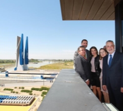 Sus Altezas Reales los Príncipes de Asturias, acompañados por las autoridades asistentes, en la torre de control de la esclusa