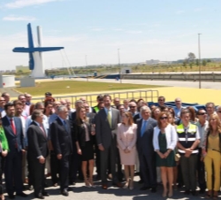 Fotografía de grupo con los trabajadores de la Autoridad Portuaria