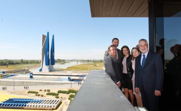 Sus Altezas Reales los Príncipes de Asturias, acompañados por las autoridades asistentes, en la torre de control de la esclusa