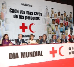Vista general de la mesa presidencial del acto central de la conmemoración del Día Mundial de la Cruz Roja y de la Media Luna Roja