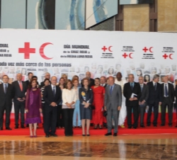 Su Majestad la Reina acompañada por las autoridades presentes y por los galardonados
