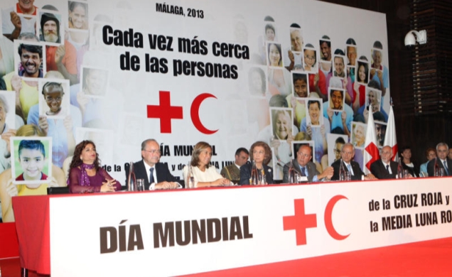 Vista general de la mesa presidencial del acto central de la conmemoración del Día Mundial de la Cruz Roja y de la Media Luna Roja
