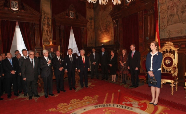 Doña Elena y el resto de asistentes atienden a las palabras de bienvenida del teniente de hermano mayor de la Real Maestranza de Caballería de Valenci