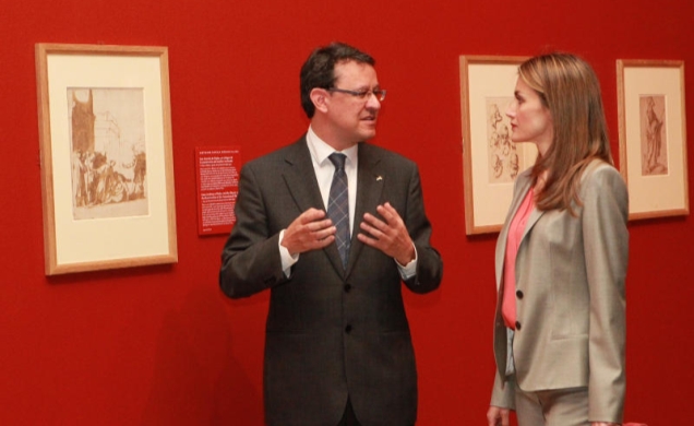 La Princesa de Asturias atiende a las explicaciones del comisario de la muestra, José Manuel Matilla