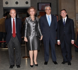 Su Majestad la Reina a su llegada al Teatro Real, junto al presidente del Patronato de la Fundación del Teatro Real, Gregorio Marañón, el director gen