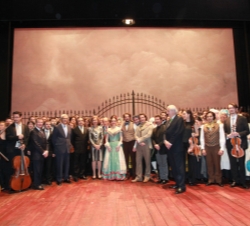 Su Majestad la Reina con los miembros del elenco y los reponsables artísticos